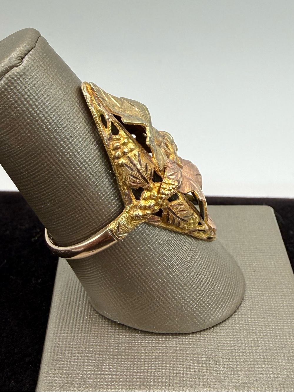 Vintage Black Hills Gold 10K Tri Color Grapes & Leaves Ring Sz 6.75 - Picture 3 of 9